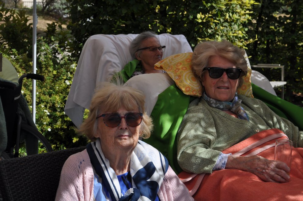 drei Frauen im Garten beim Gartenfest