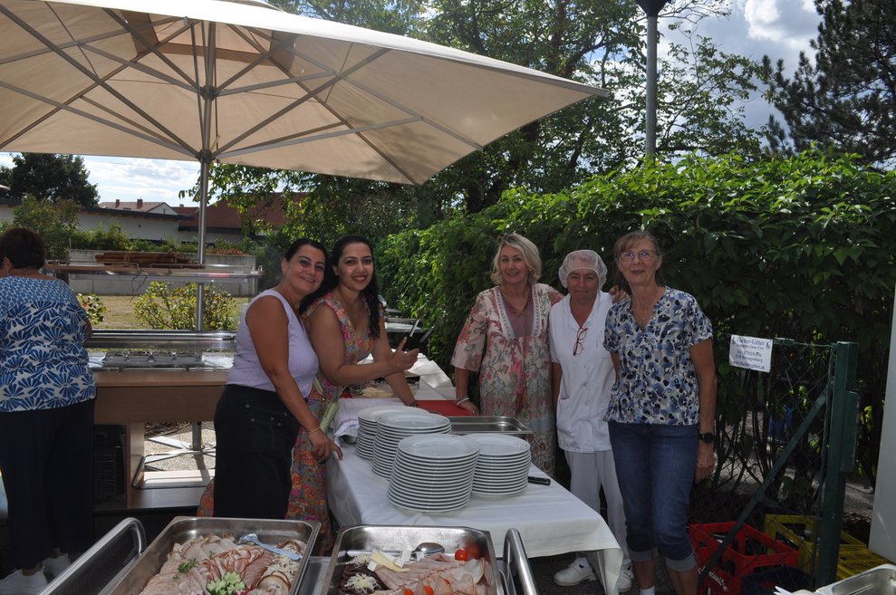 einige Personen vor dem Buffet der Heurigenjause