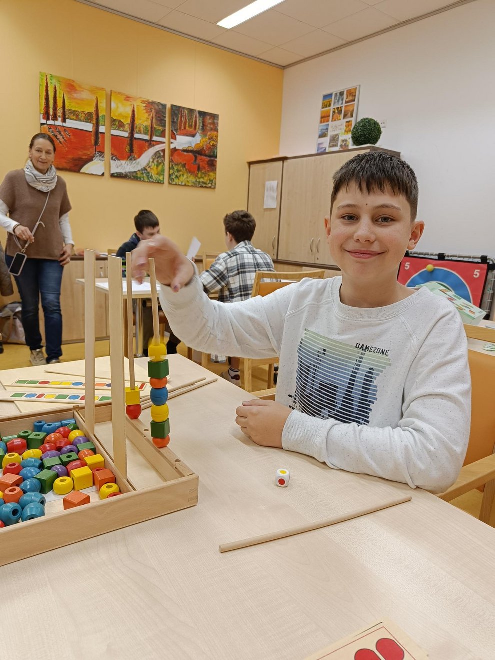 ein Junge spielt Geschicklichkeitsspiele