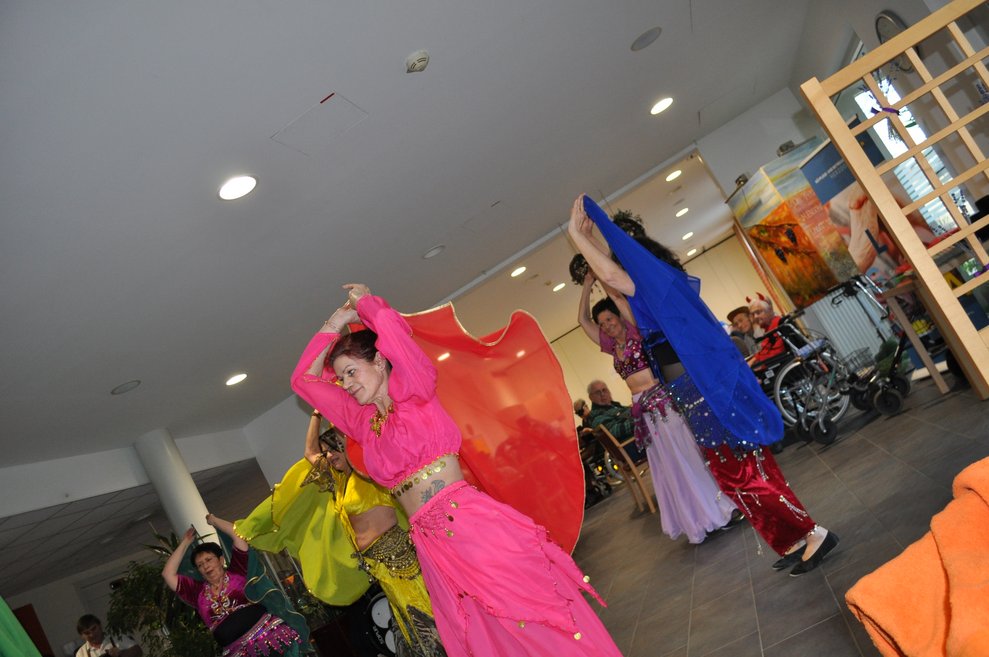 mehrere Bauchtänzerinnen tanzen mit bunten Tüchern