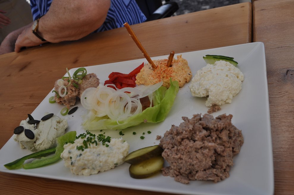 ein Teller mit Heurigenschmankerln