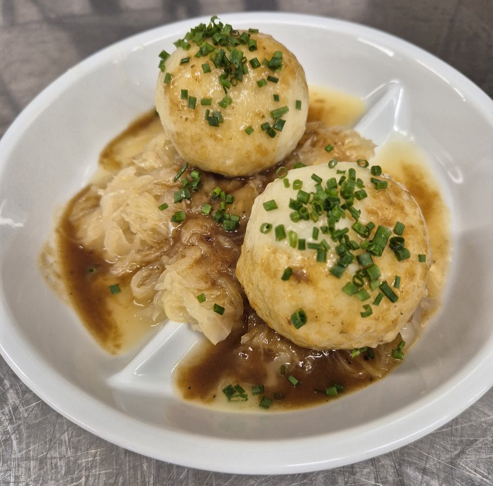 Grammelknödel mit Sauerkraut und Natursaft