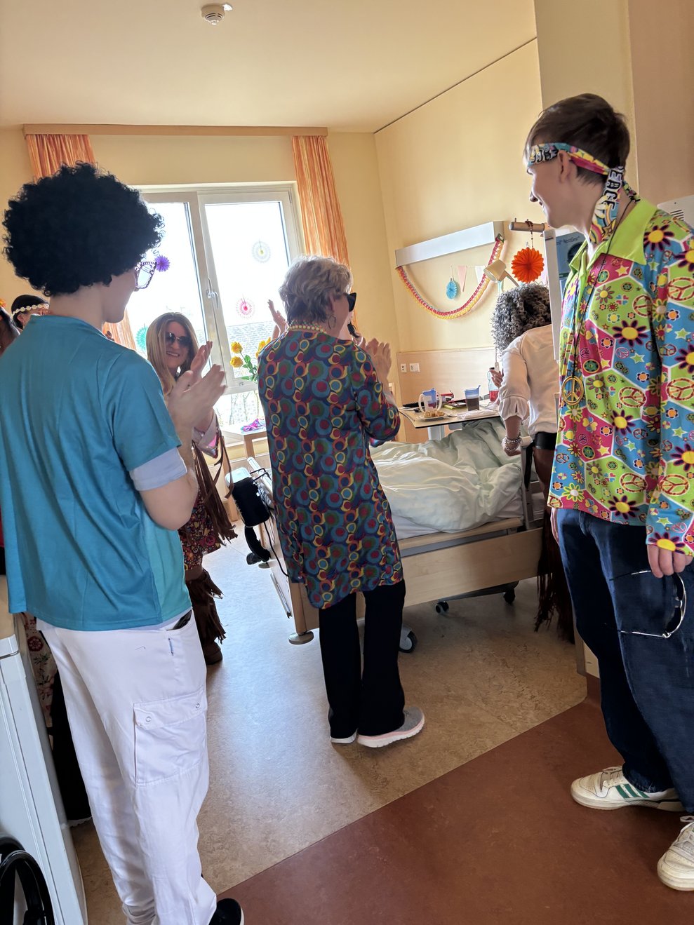 einige verkleidete Personen besuchen bettlägerige Menschen im Zimmer