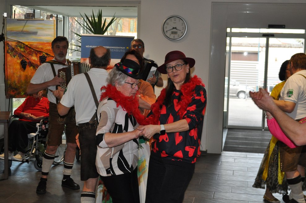 verkleidete Personen tanzen 