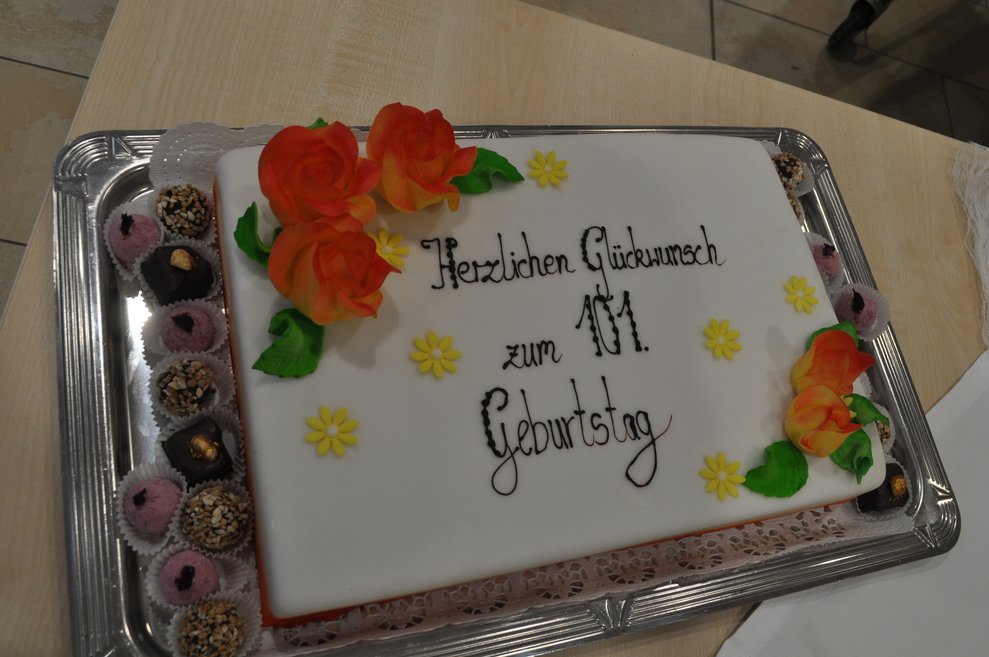 Geburtstagstorte mit Schriftzug "Herzlichen Glückwunsch zum 101.Geburtstag"
