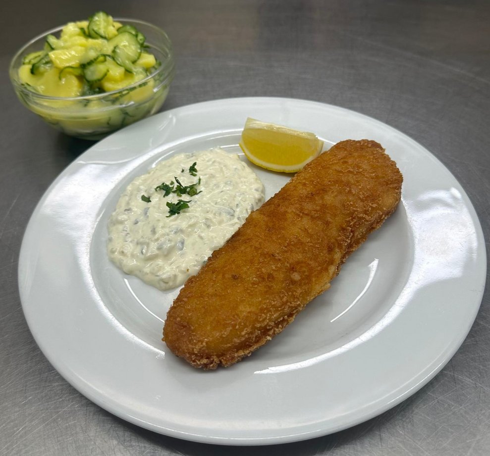 Gebackenes Fischfilet mit Sauce Tartar und Erdäpfel Gurkensalat