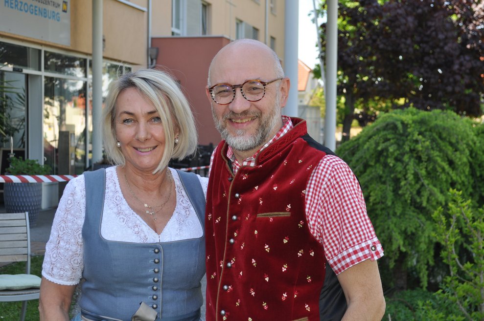 eine Frau und ein Mann in Tracht