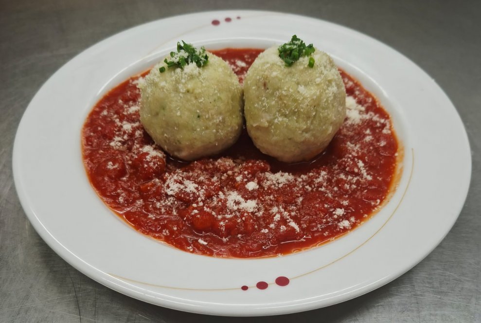 Kräuterknödel mit Mozzarella und Tomatenragout