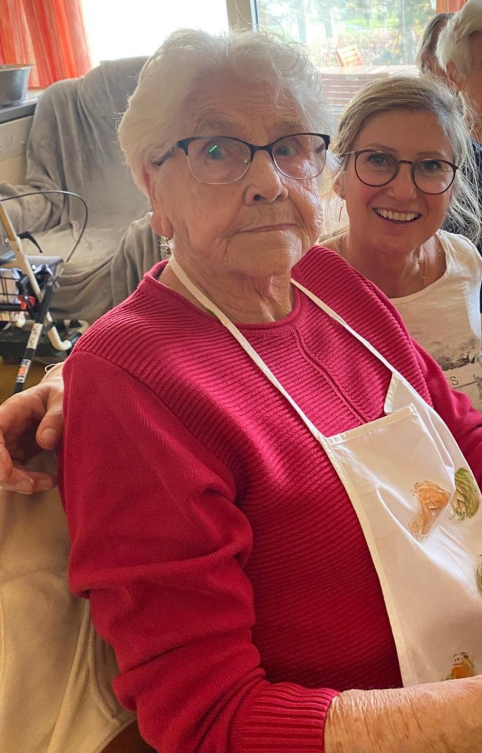 eine ältere Dame und eine jüngere beim Kekse backen