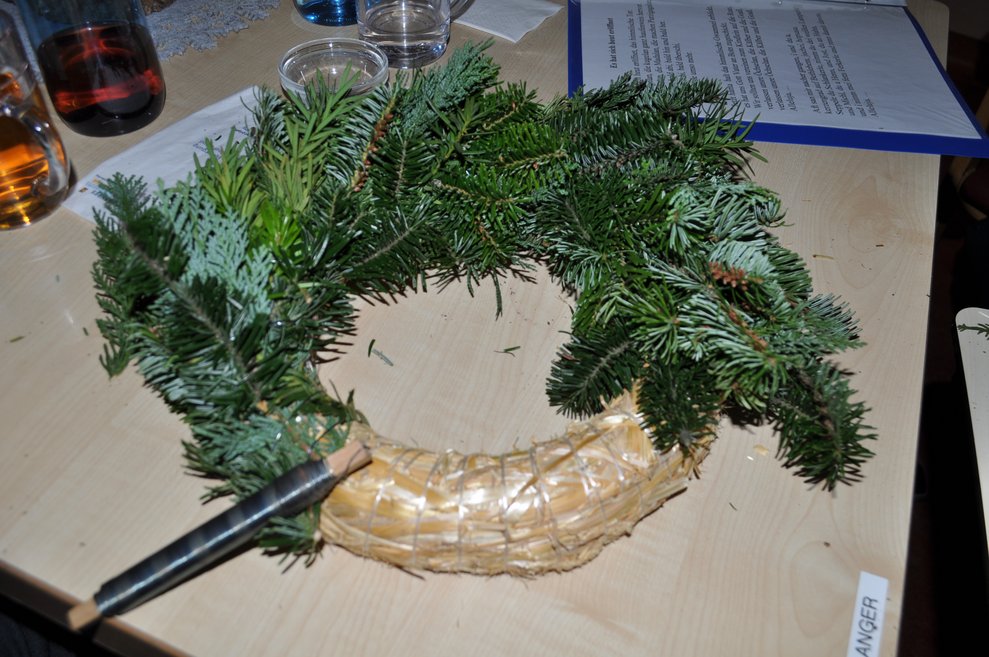ein halbfertiger Adventkranz