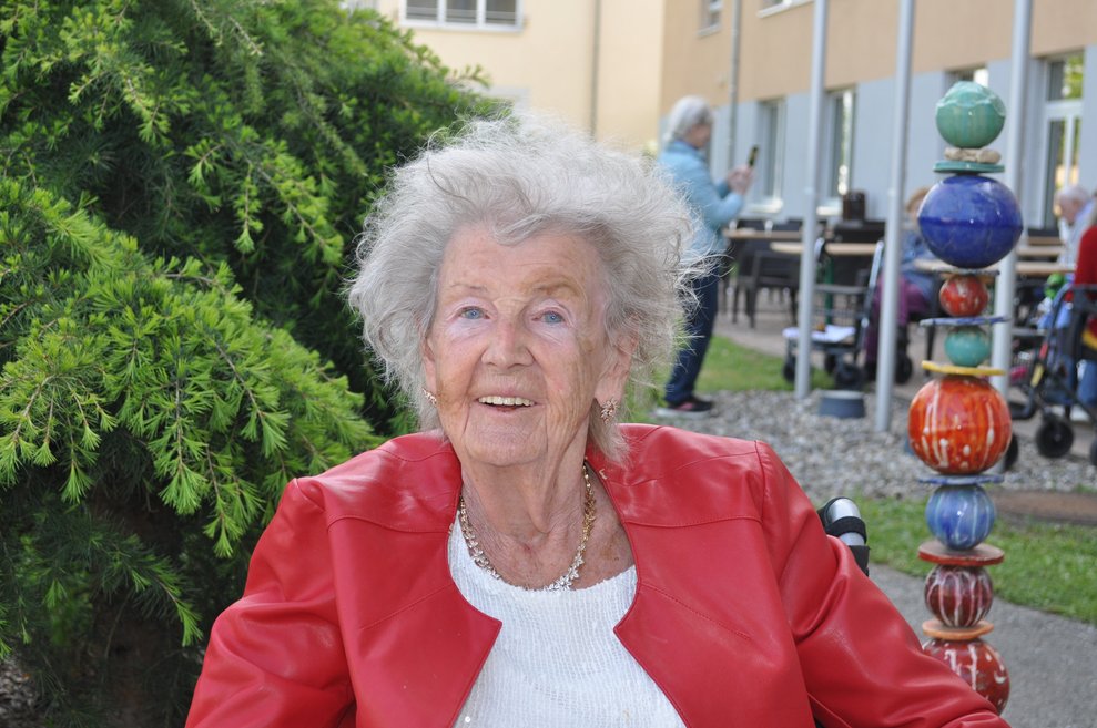 eine ältere Dame im Garten