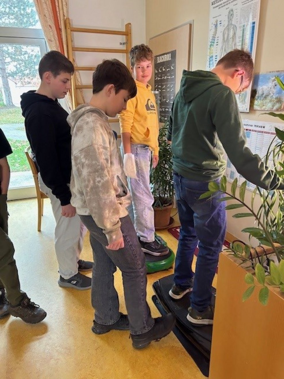 mehrere Buben beim Ausprobieren einiger Geräte beim Boys Day