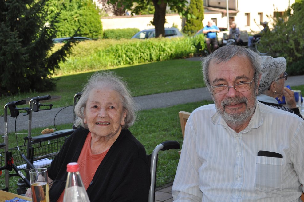 eine ältere Dame und ihr Sohn