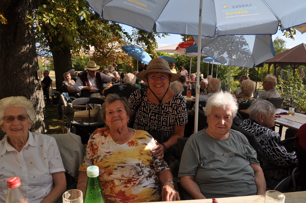 einige Frauen im Garten beim Gartenfest