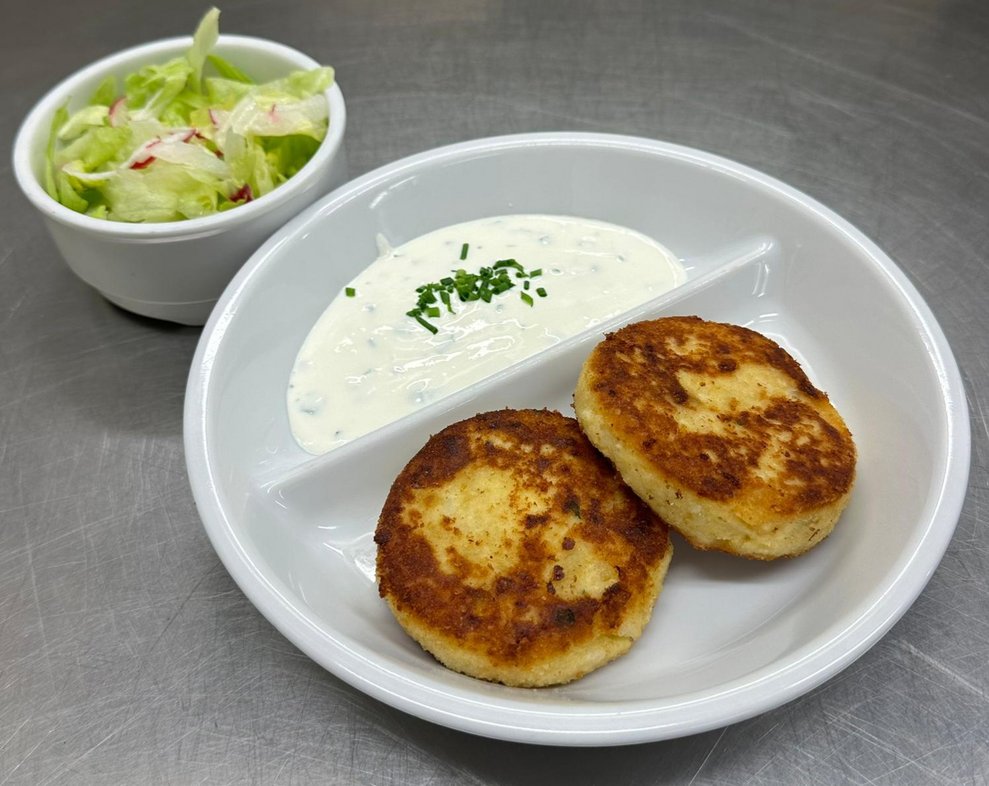 Karfiol Käselaibchen mit Kräuterdip und Salat