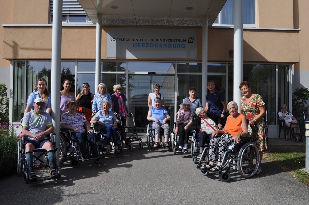 einige ältere Menschen mit Rollstühlen und Rollatoren vor dem PBZ Herzogenburg