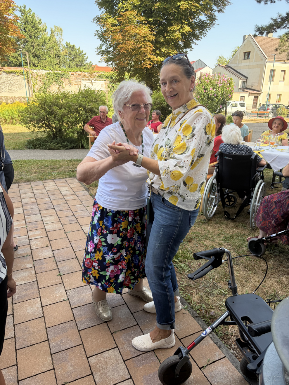 eine Frau tanzt mit einer älteren Dame