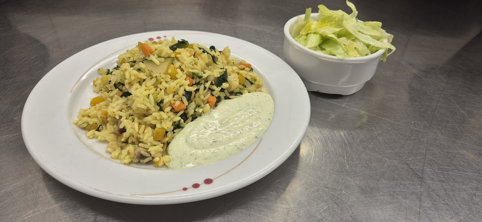 Gemüsepaella mit Sauce Verde und Salat