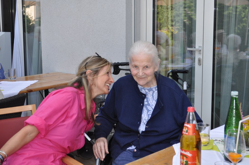 eine ältere Dame und eine Mitarbeiterin