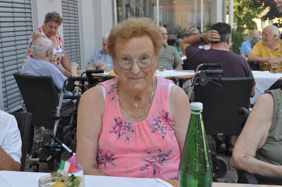 eine ätere Dame beim italienischen Fest