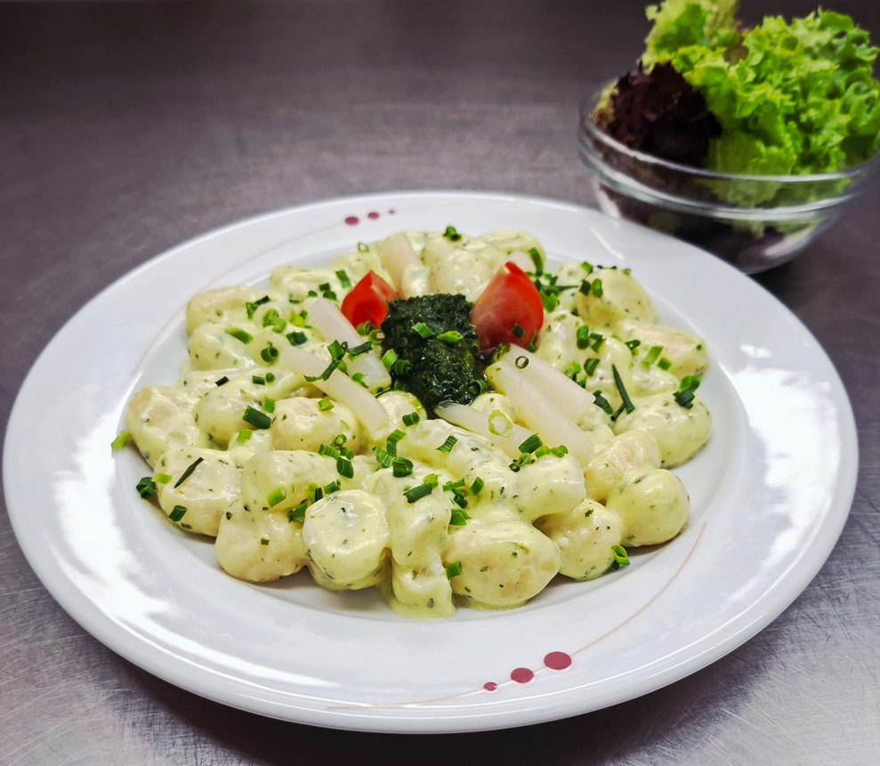 Bärlauchgnocchi mit Schwarzwurzeln und Salat