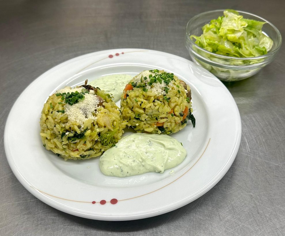 Gemüsepaella mit Sauce Verde und Salat