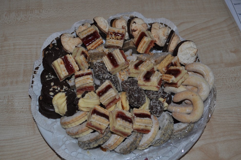 ein Teller voll Weihnachtsbäckerei