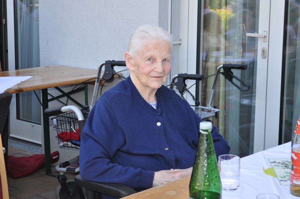 eine ältere Dame beim italienischen Nachmittag