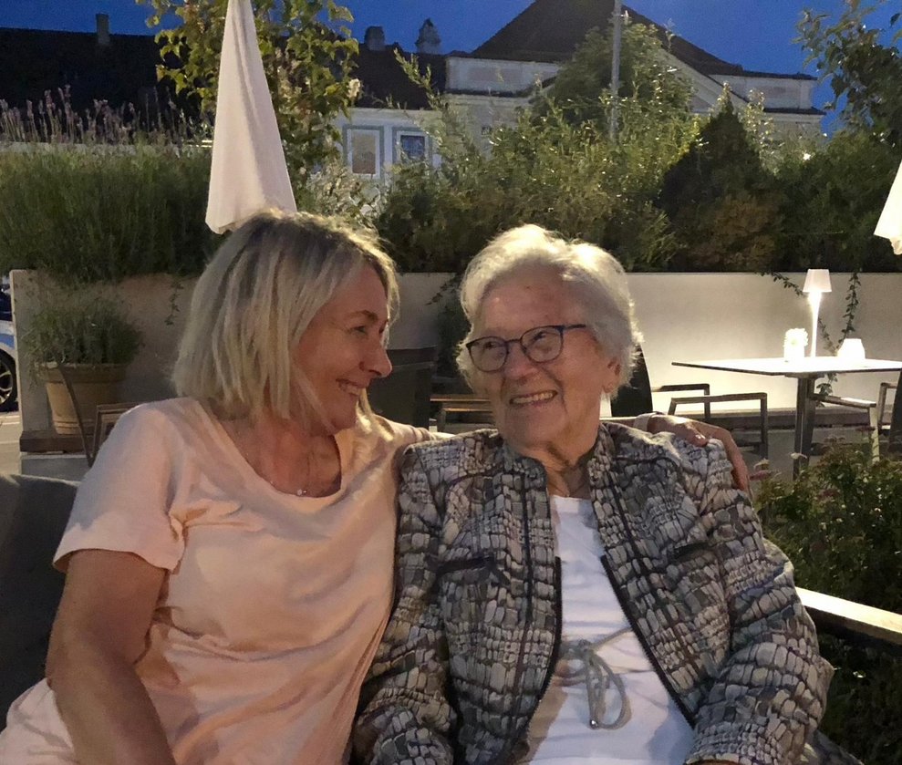 Zwei Damen am Abend im Lokal