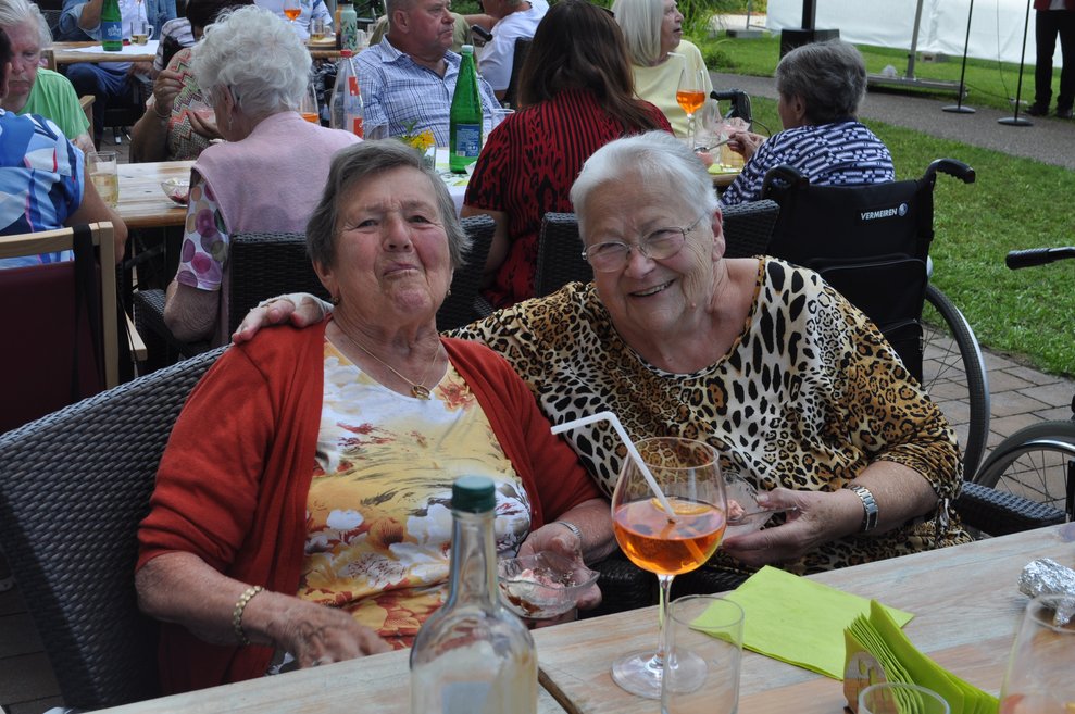 Zwei Damen im Garten beim italienischen Nachmittag