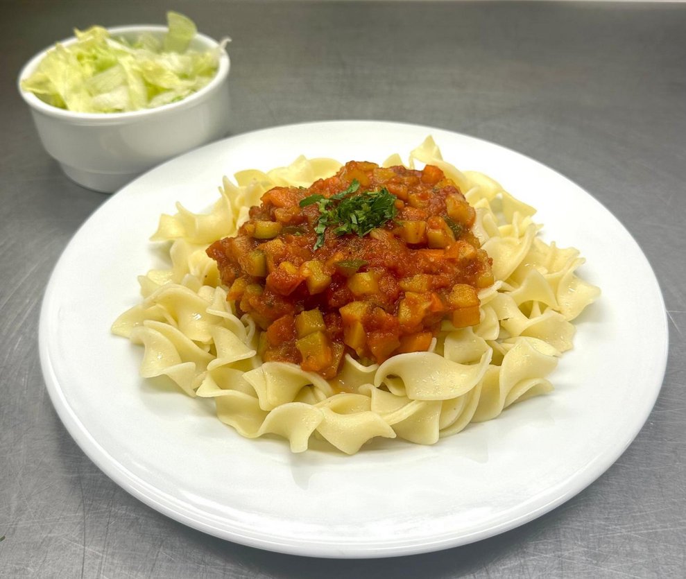 Bandnudeln mit Gemüsesugo und Salat