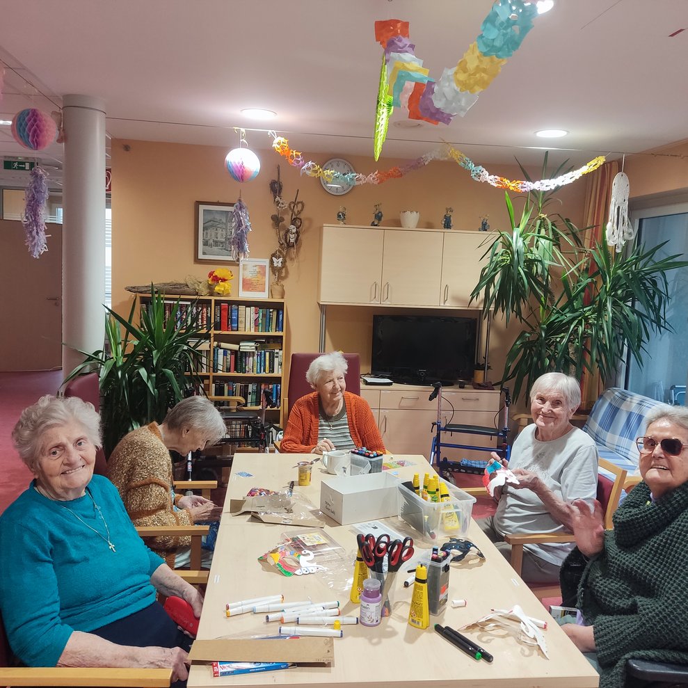 einige ältere Damen beim Basteln von Faschingsmaske