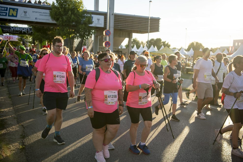 Mehrere Personen beim Walking Bewerb vom Vision Run