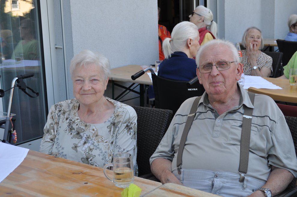 eine ältere Dame und ein älterer Herr beim italienischen Nachmittag