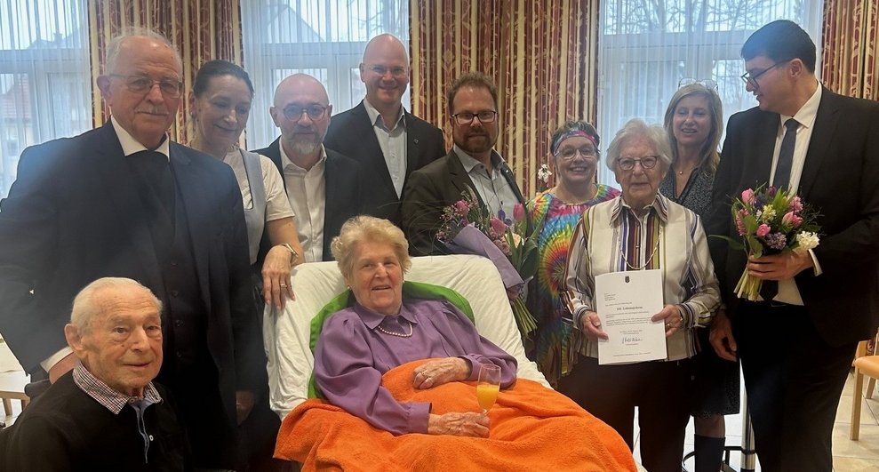 mehrere Gratulanten zum 101. Geburtstag