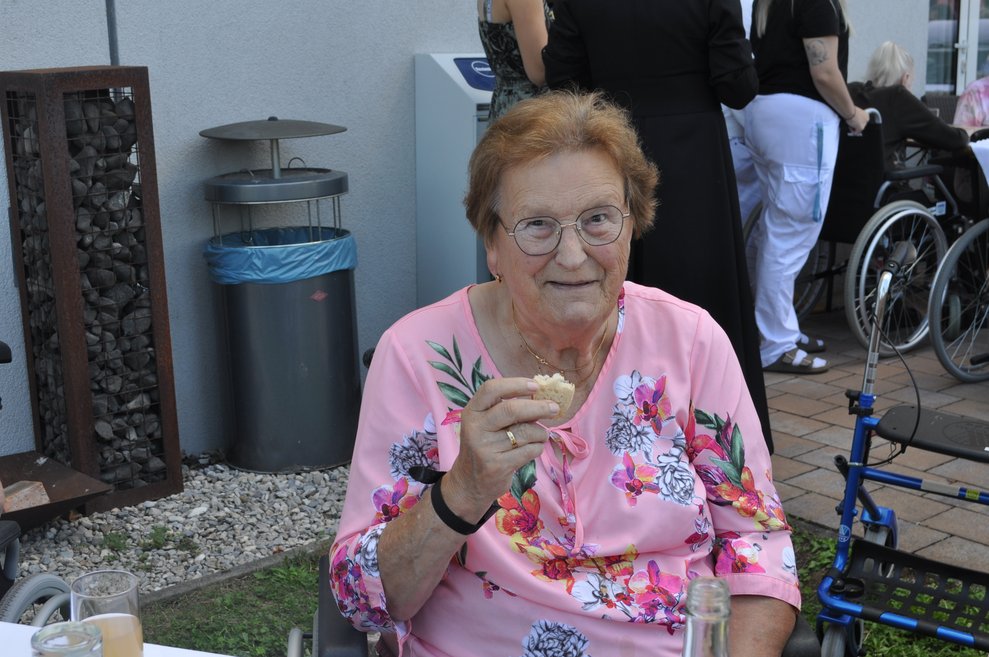 eine ältere Dame beim italienischen Nachmittag