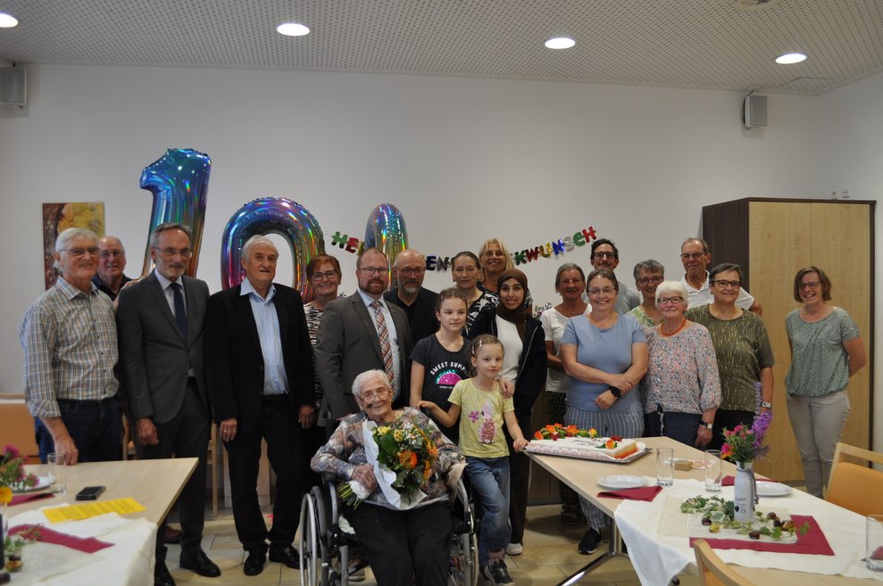 mehrere Personen bei einer 100. Geburtstag Feier