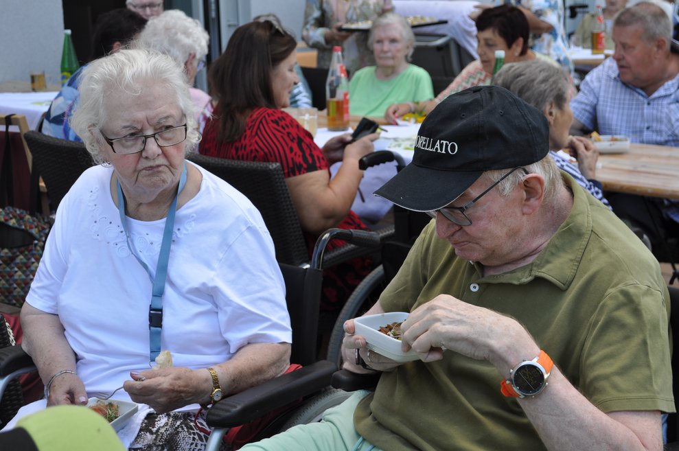 eine ältere Dame und ein älterer Herr beim italienischen Nachmittag
