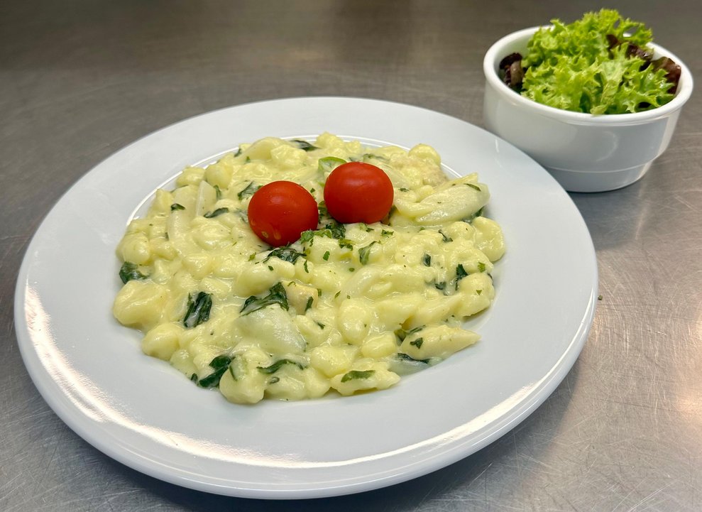 Spätzle mit Spargelragout und Blattsalat