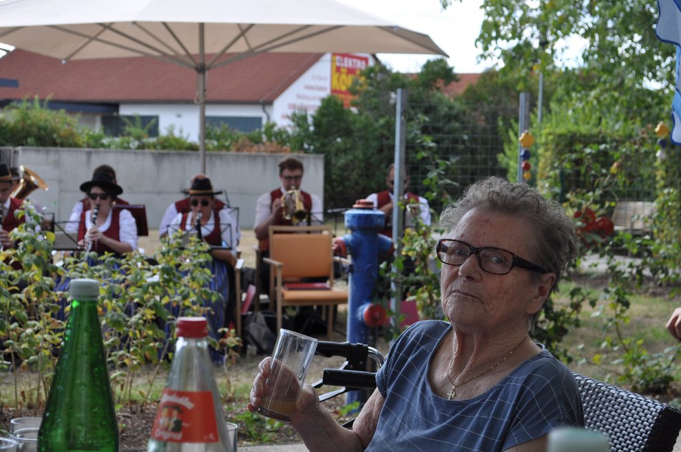 eine Frau im Garten beim Gartenfest