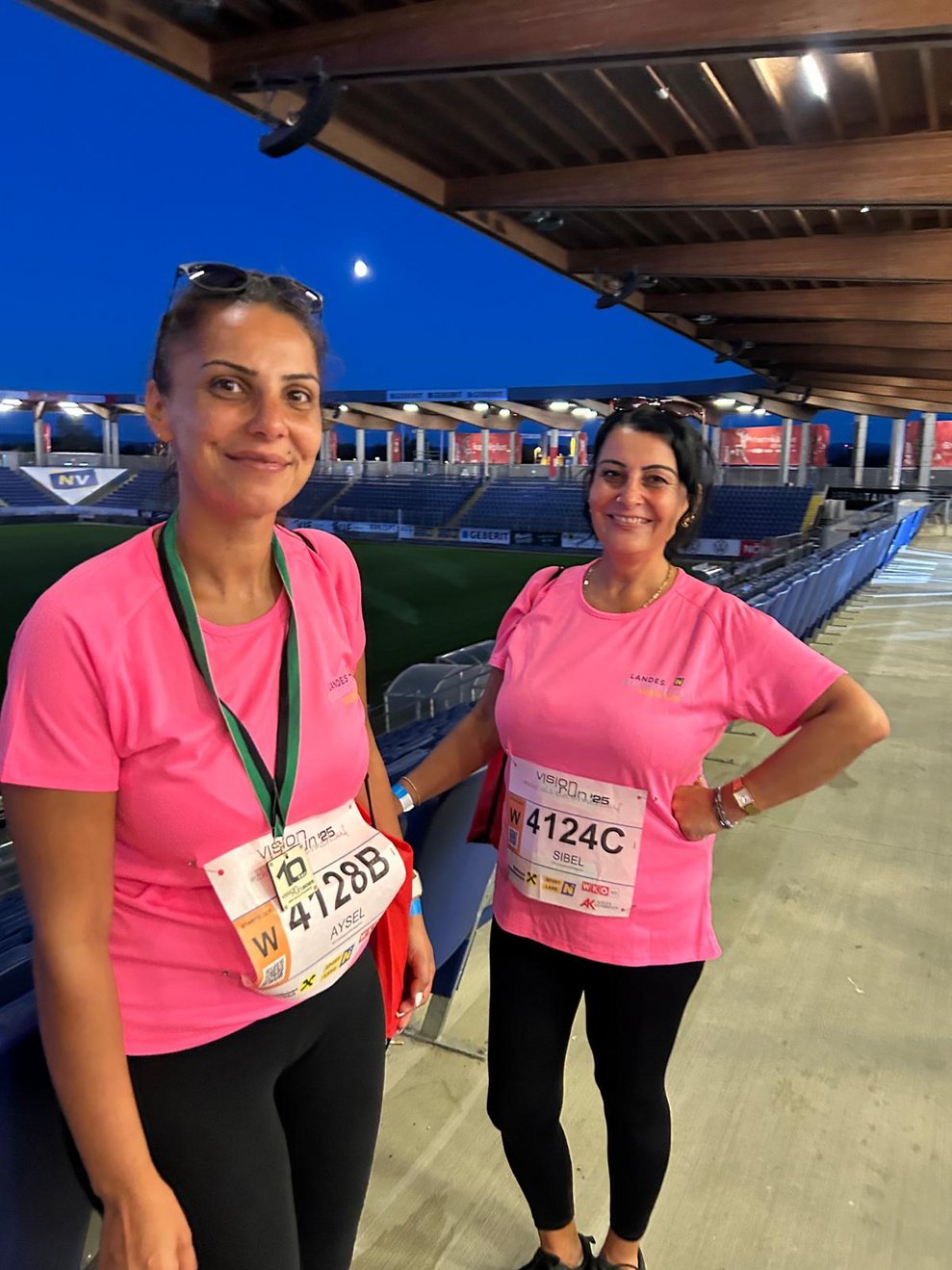 Zwei Damen mit pinken Sport T-Shirts