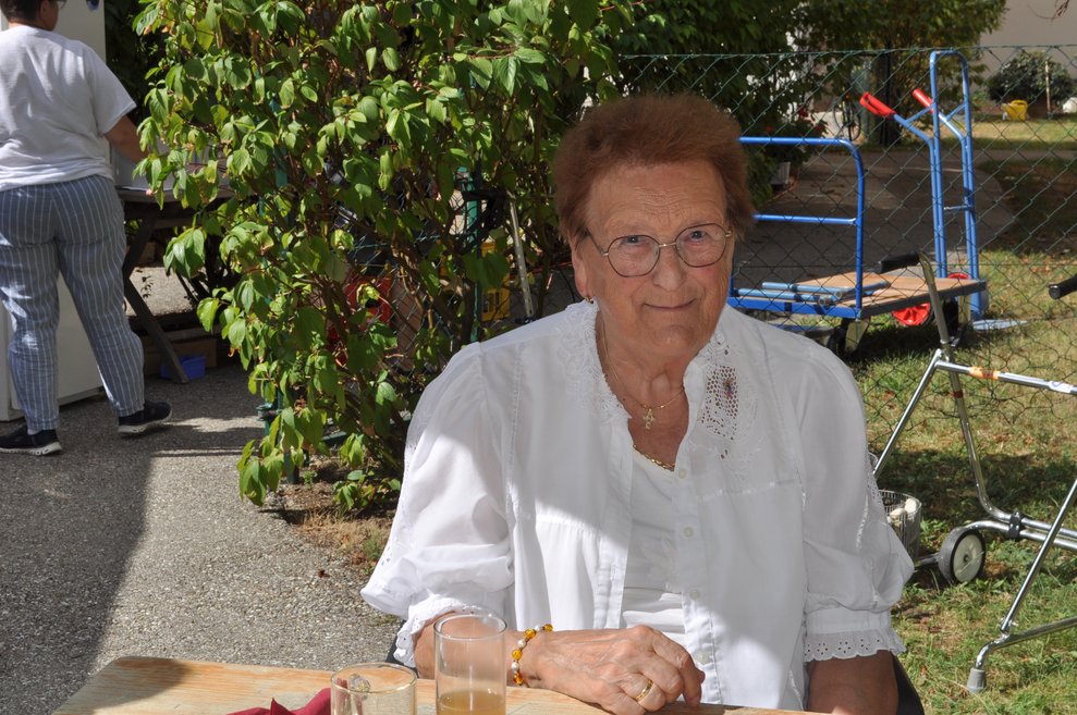 eine Frau beim Gartenfest