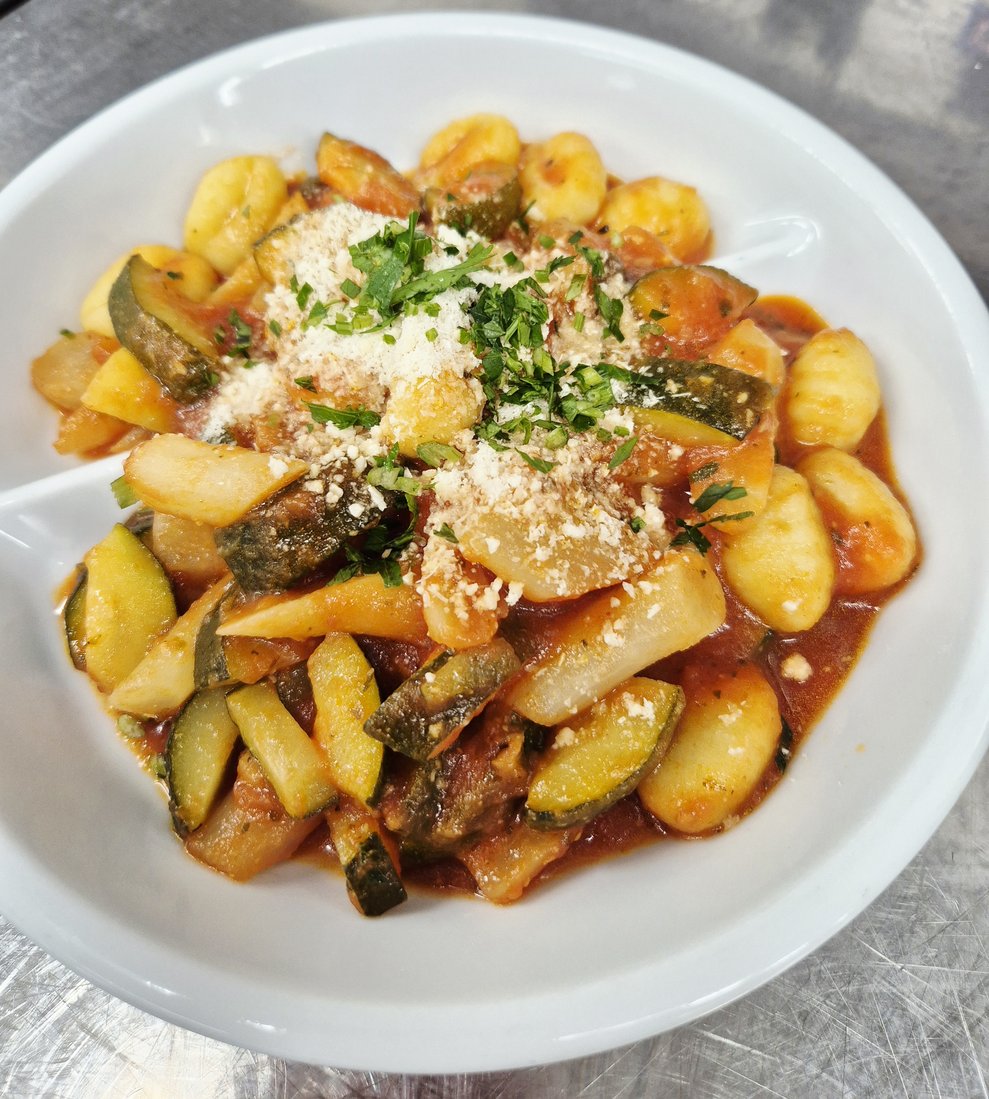 Gnocchi mit Schwarzwurzel, Zucchini und Tomatensauce