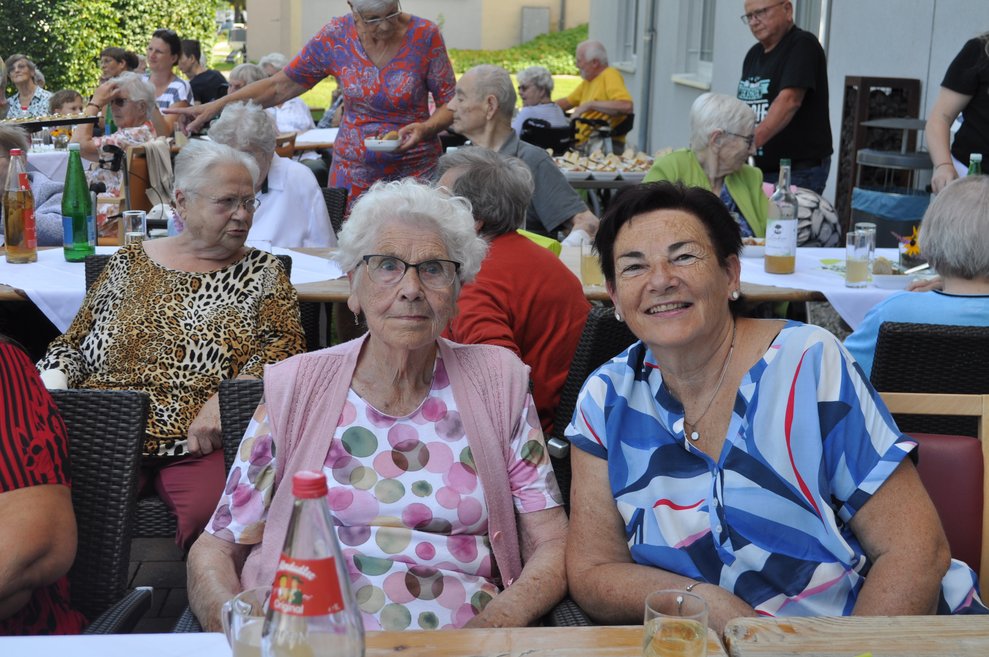 zwei Damen beim italienischen Nachmittag