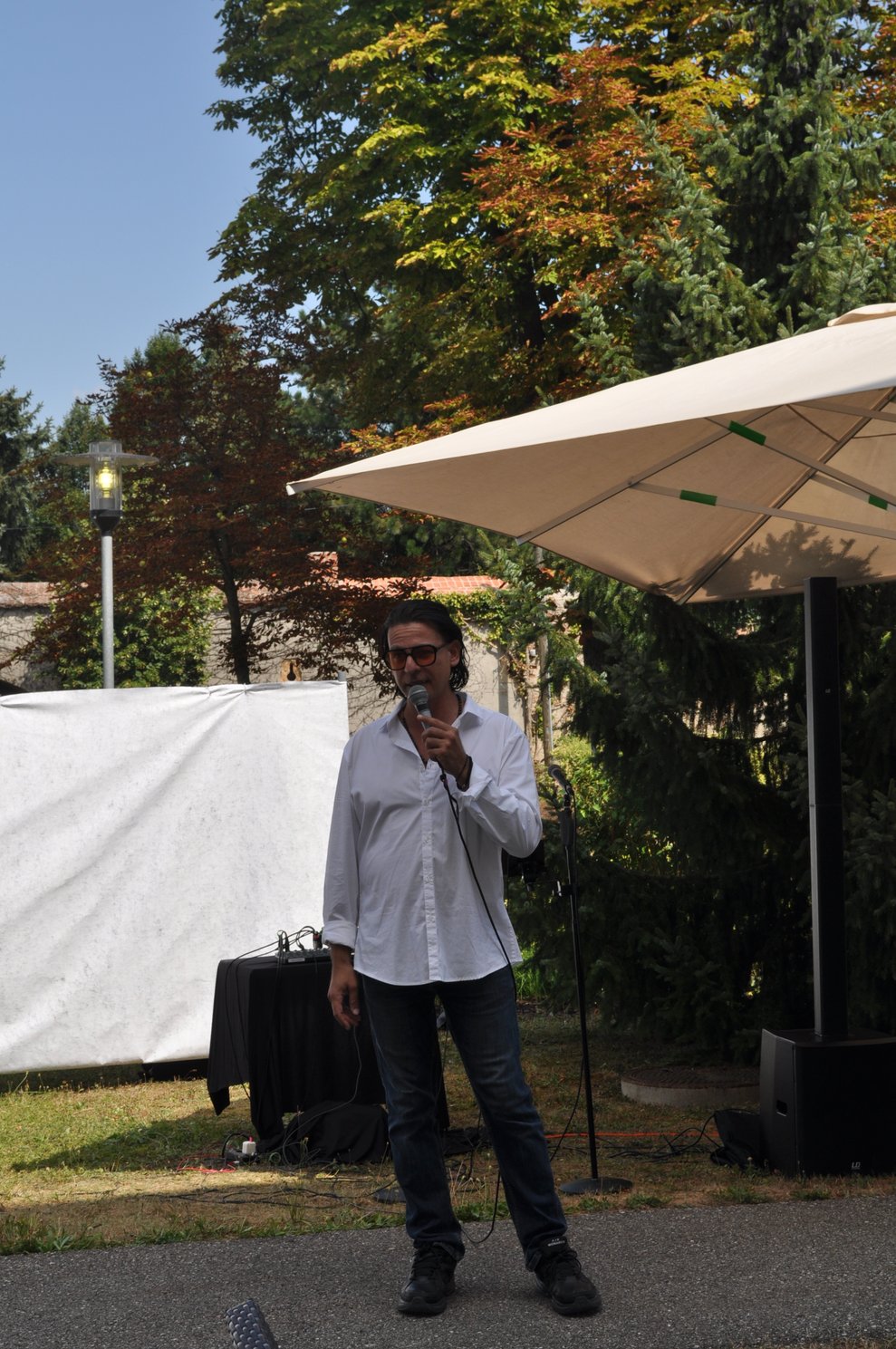 ein Mann mit Mikrofon singt italienische Hits