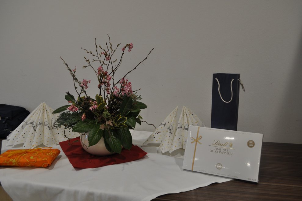 Pralinen, Blumen und Geschenke bei der Geburtstagsfeier