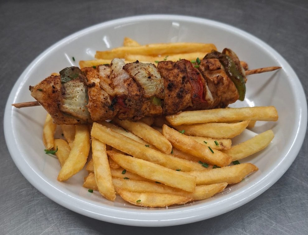 Hühnerspieß mit Pommes