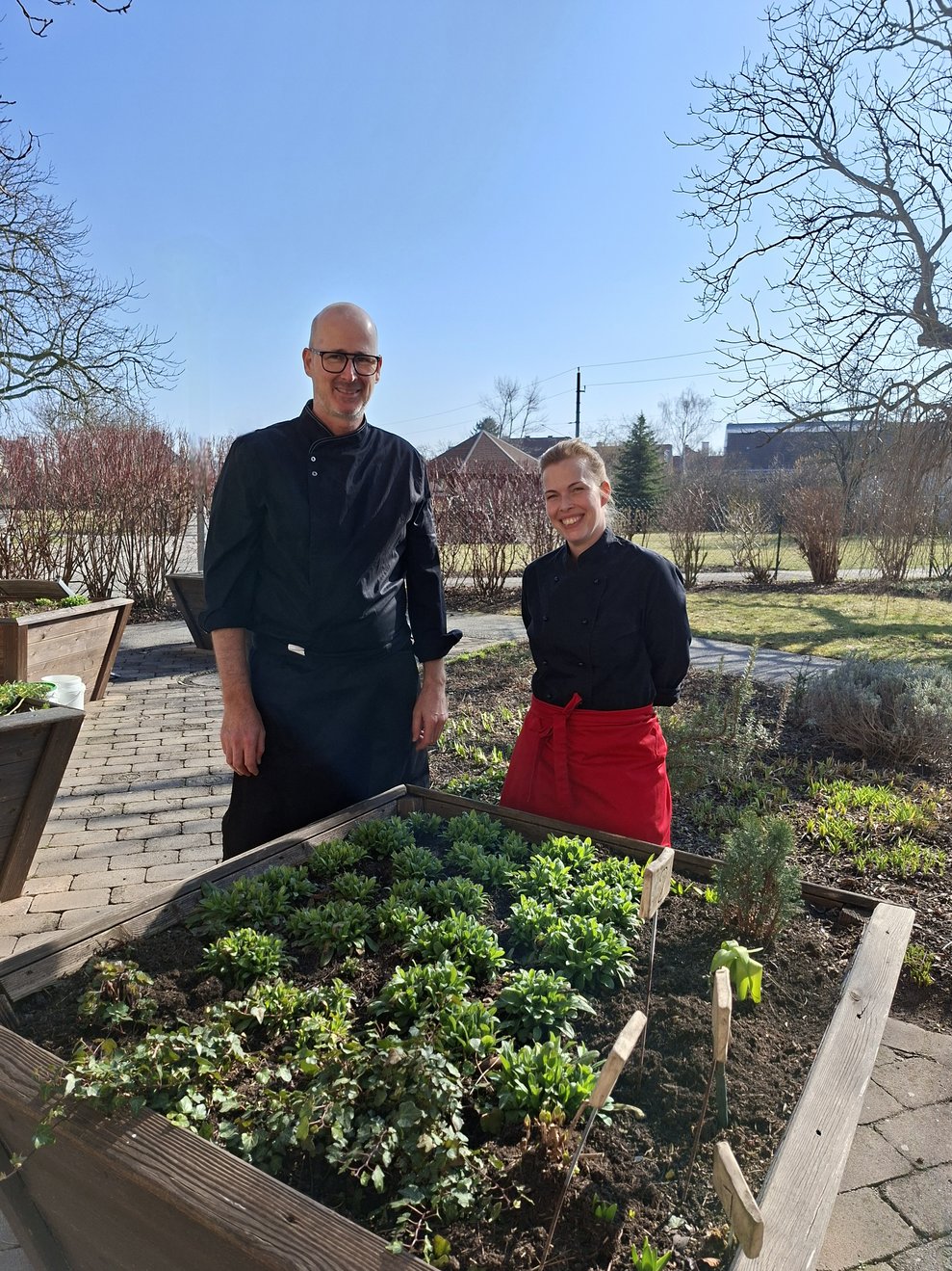 Zwei Köche im Garten vor dem Kräuter Hochbeet