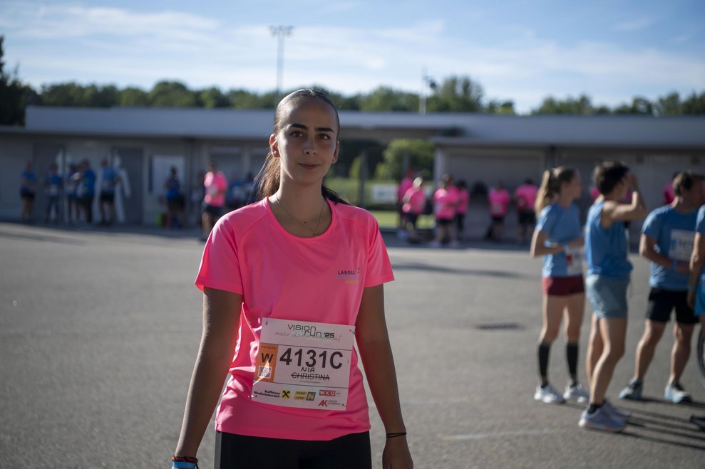 eine Frau mit pinken Sport T-Shirt und Startnummer