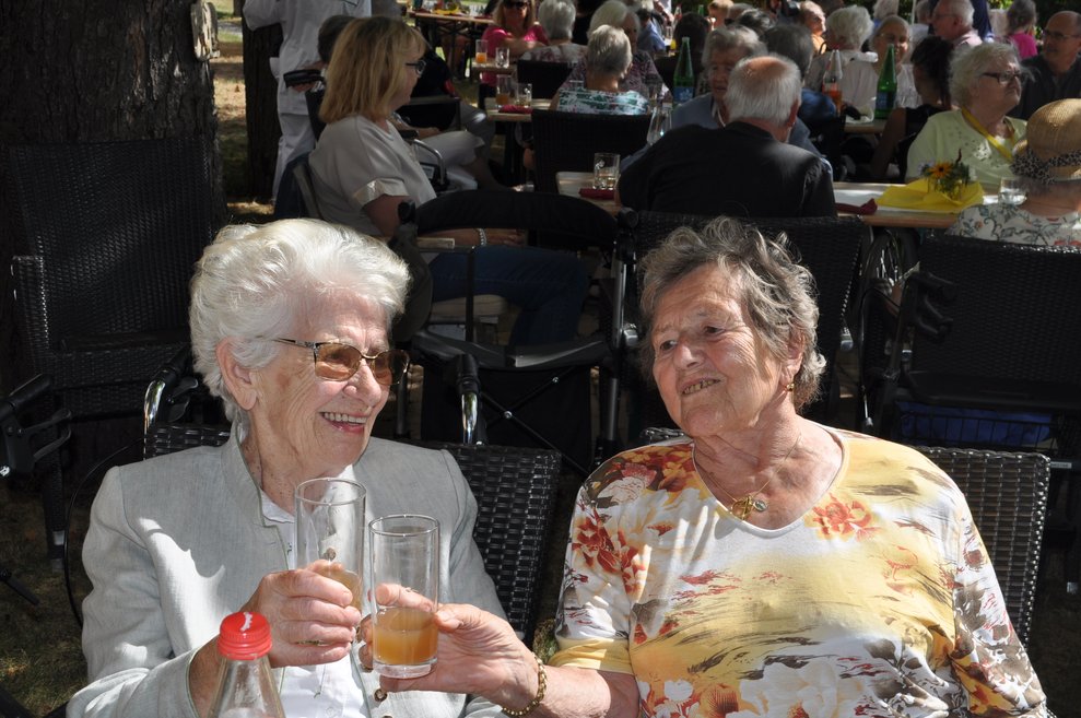 zwei Frauen im Garten beim Gartenfest